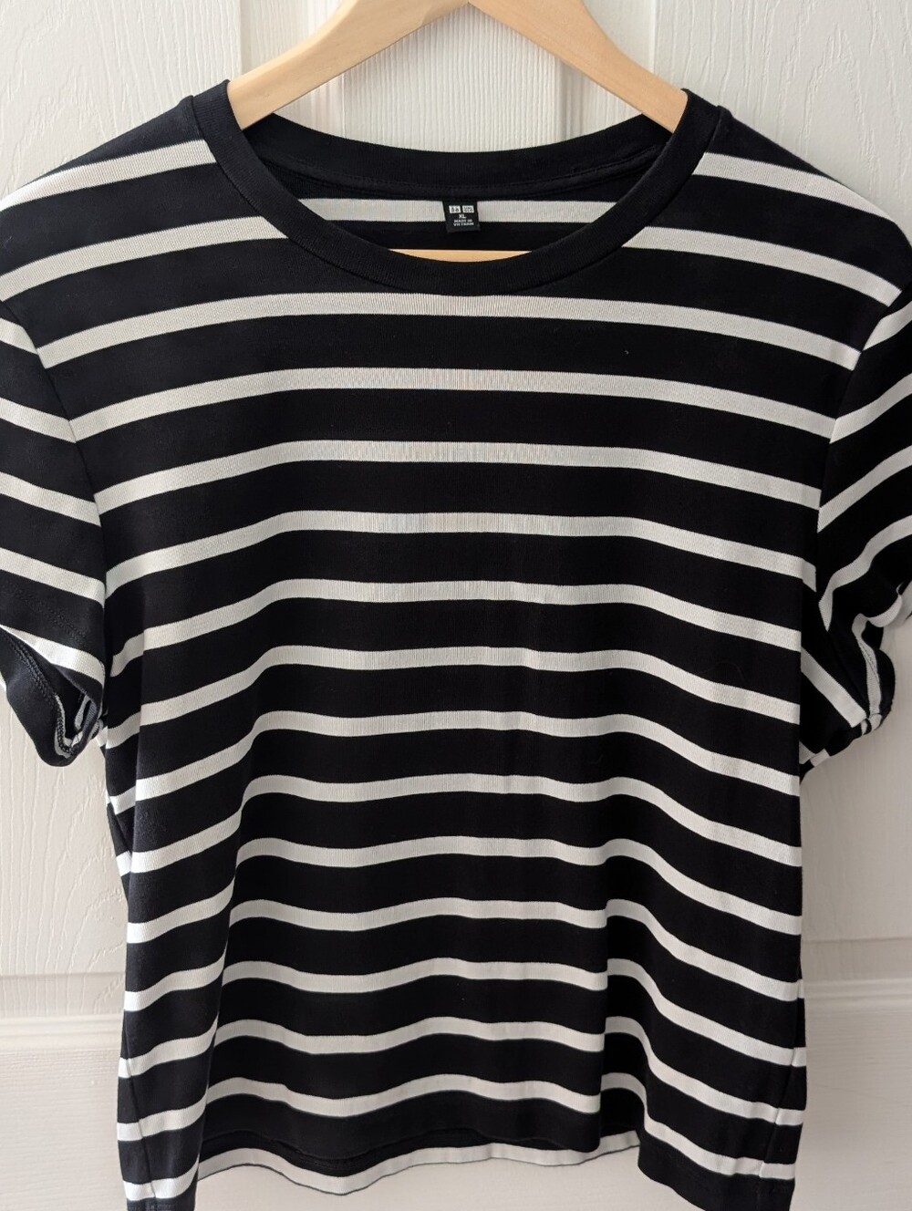 UNIQLO Cropped Black and White Striped Short Sleeve Tee - Minimalistic Attire